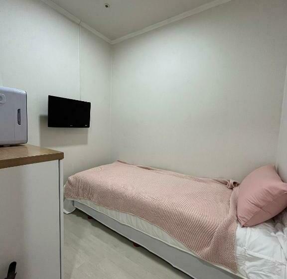 اتاق استاندارد یک نفره, The Stay Cube House   Female Only