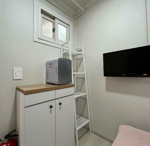 اتاق استاندارد یک نفره, The Stay Cube House   Female Only