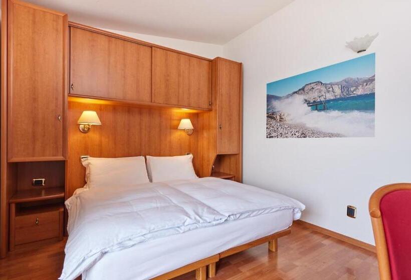 اتاق استاندارد با چشم‌انداز دریاچه, Beach Hotel Rosa