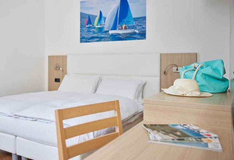 اتاق استاندارد با چشم‌انداز دریاچه, Beach Hotel Rosa