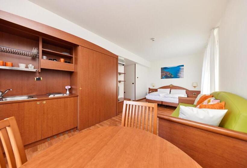 اتاق خانوادگی, Beach Hotel Rosa