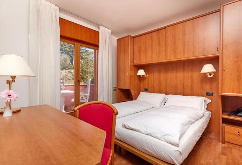 اتاق سوپریور چهار تخته, Beach Hotel Rosa