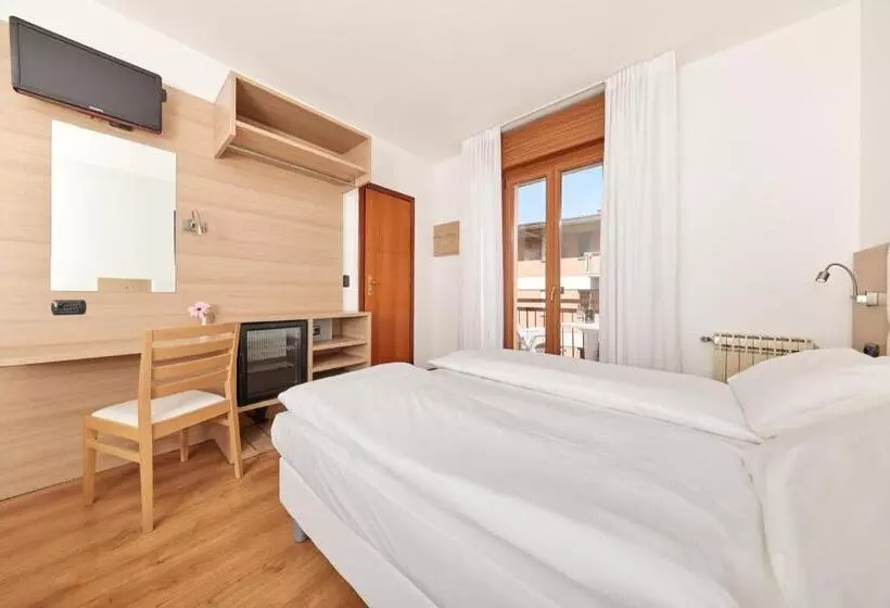 اتاق سوپریور چهار تخته, Beach Hotel Rosa