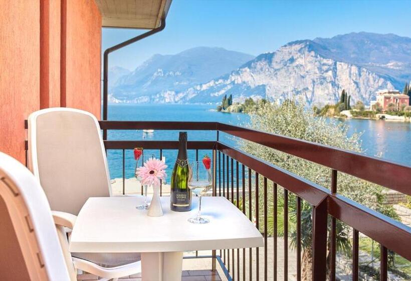 اتاق سوپریور چهار تخته, Beach Hotel Rosa