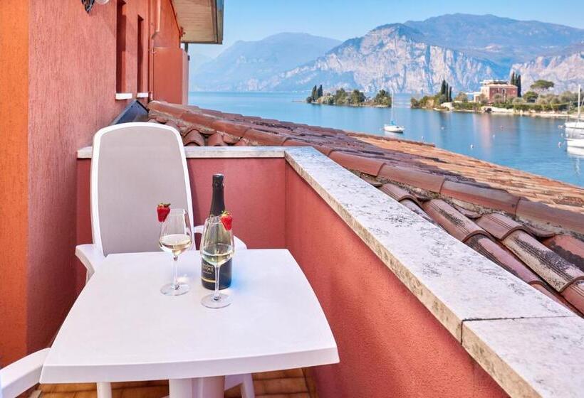 اتاق سوپریور چهار تخته, Beach Hotel Rosa