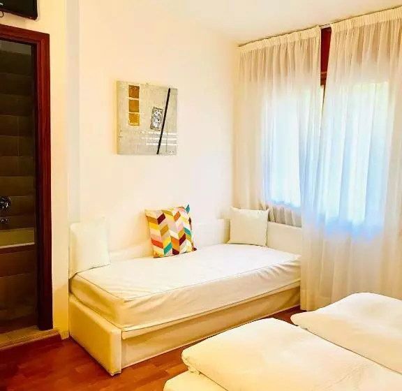 اتاق استاندارد سه نفره, Beach Hotel Rosa