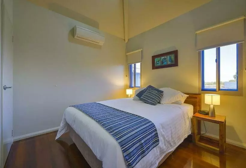 ویلا دلوکس 3 خوابه, Exmouth Escape Resort