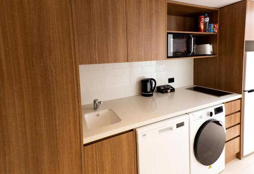 Superior suite with balcony, Mantra Gladstone