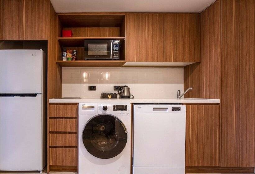 Superior suite with balcony, Mantra Gladstone