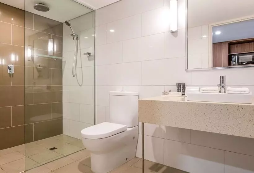 Superior suite with balcony, Mantra Gladstone