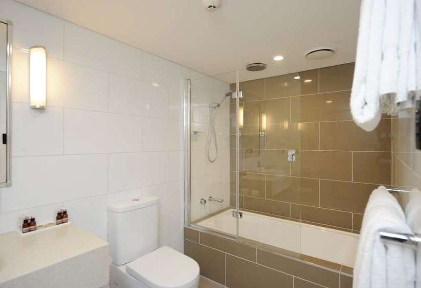 Family Suite, Mantra Gladstone