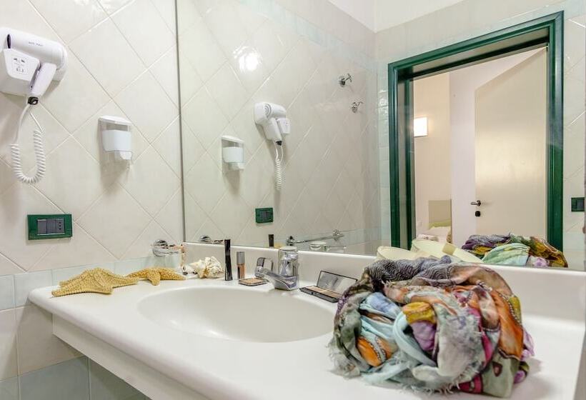 اتاق کلاسیک سه تخته, Si Rimini