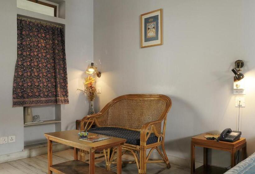 高级大房间, Tara Niwas