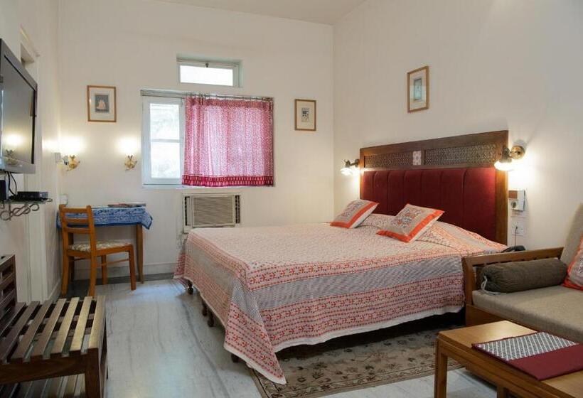 高级大房间, Tara Niwas