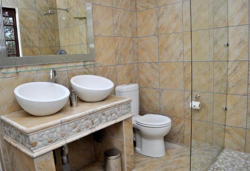 جناح, Waterfalls Boutique