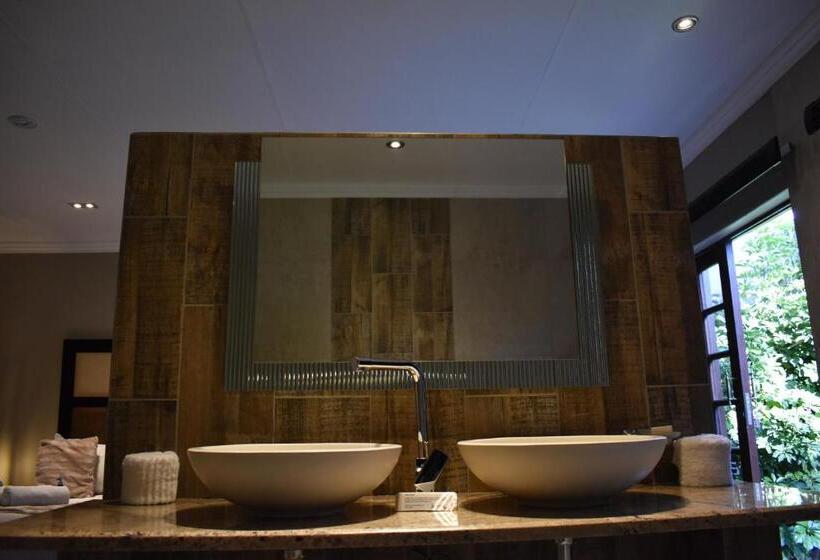 جناح, Waterfalls Boutique