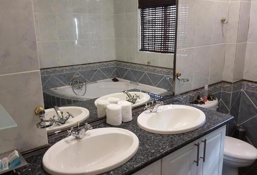 جناح, Waterfalls Boutique