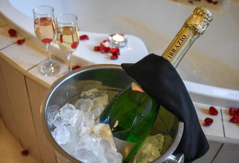 جناح, Waterfalls Boutique