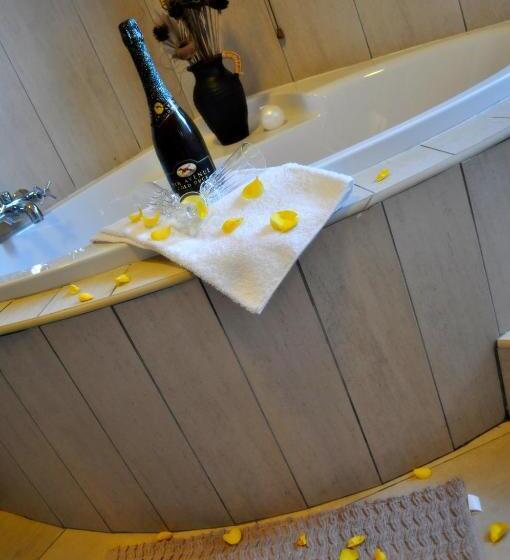 جناح, Waterfalls Boutique