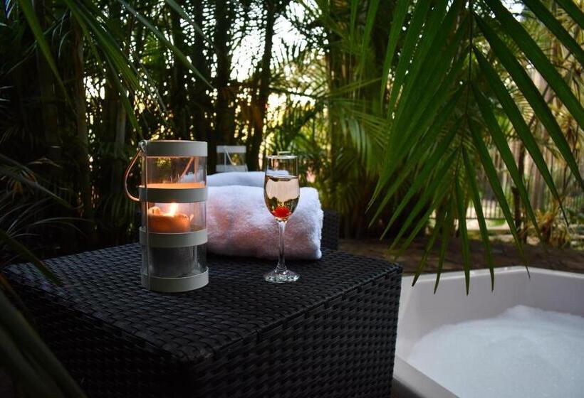 جناح, Waterfalls Boutique