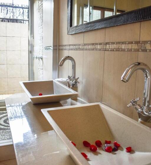 جناح, Waterfalls Boutique