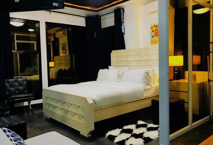 סוויטה עם מרפסת, Gmb Arte