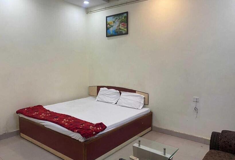 Quarto Triplo Clássico, Spot On 91421  Shree Ji