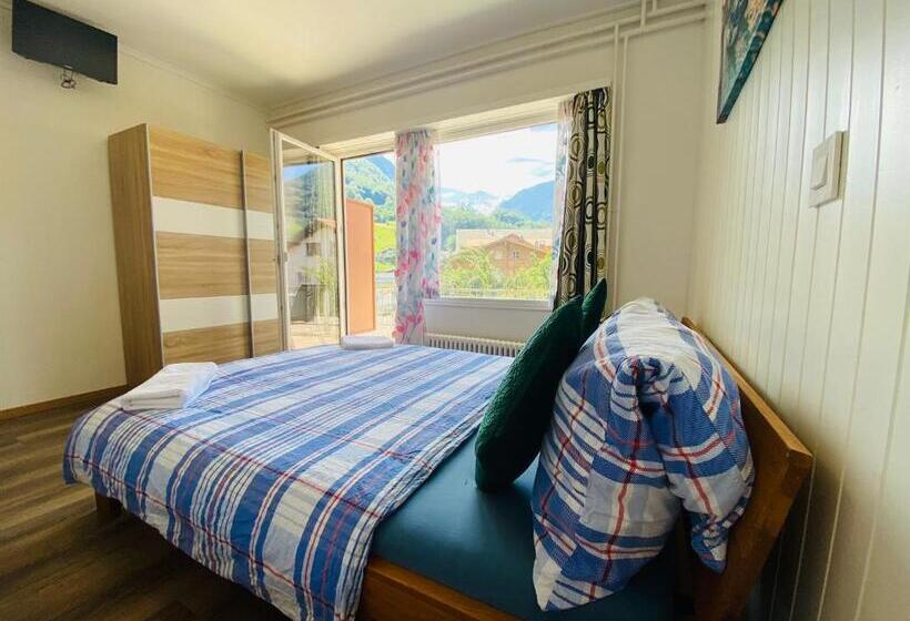 标准三人间, Christina