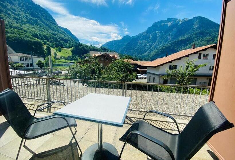 标准三人间, Christina