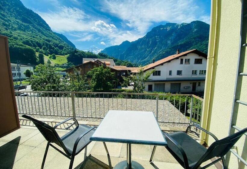 标准三人间, Christina