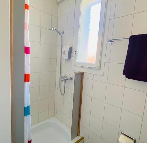 标准三人间, Christina