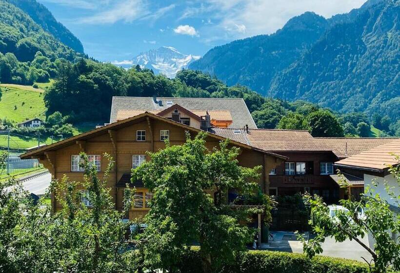 标准三人间, Christina