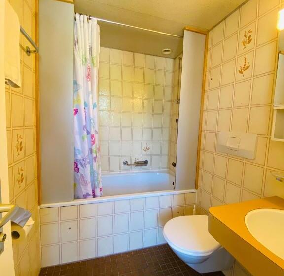 四人标准间, Christina