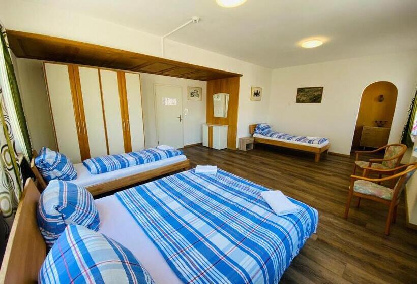 四人标准间, Christina