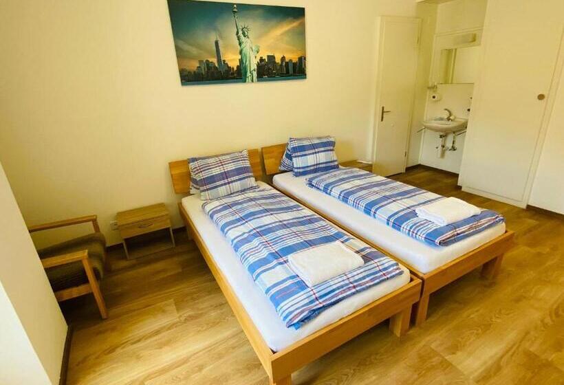 标准间, Christina