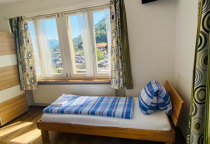 带阳台的三人标准间, Christina