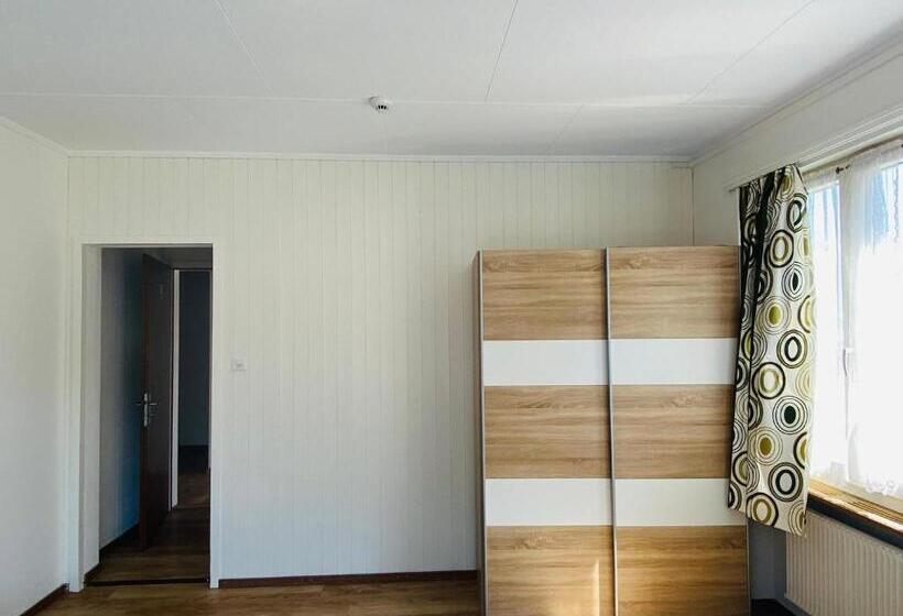 带阳台的三人标准间, Christina