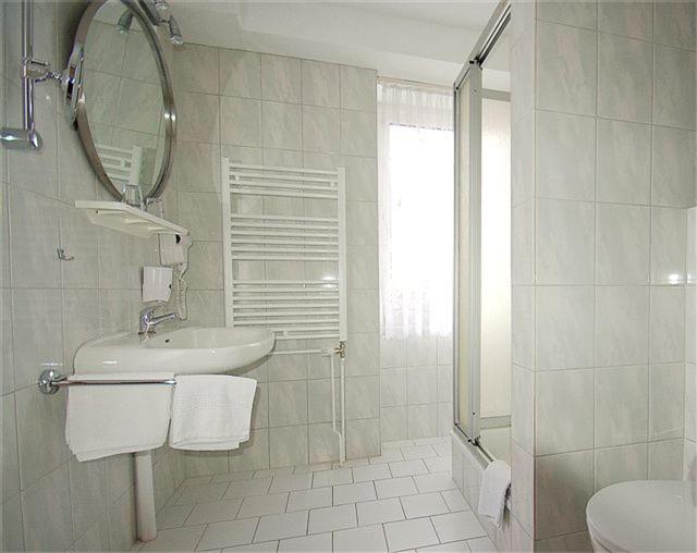 غرفة قياسية ثلاثية, Hohenzollern