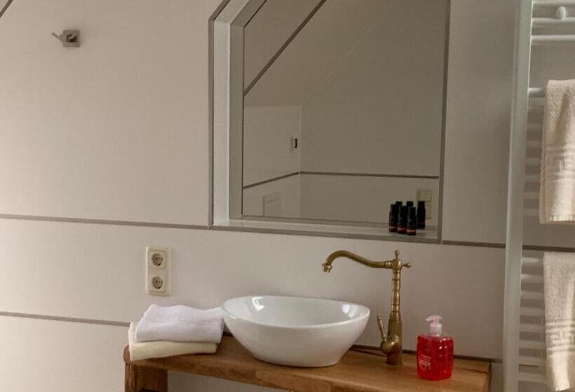 غرفة قياسية مطلّة علي البحيرة, Inselhof