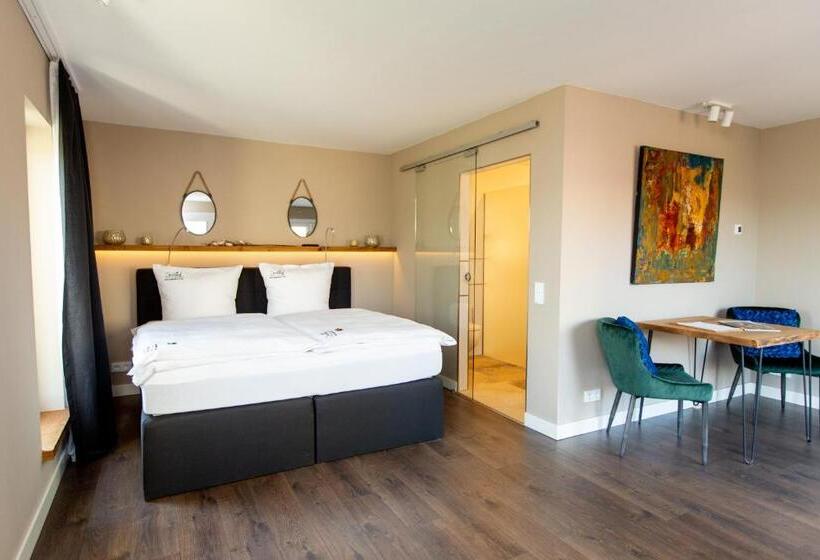 غرفة قياسية مطلّة علي البحيرة, Inselhof