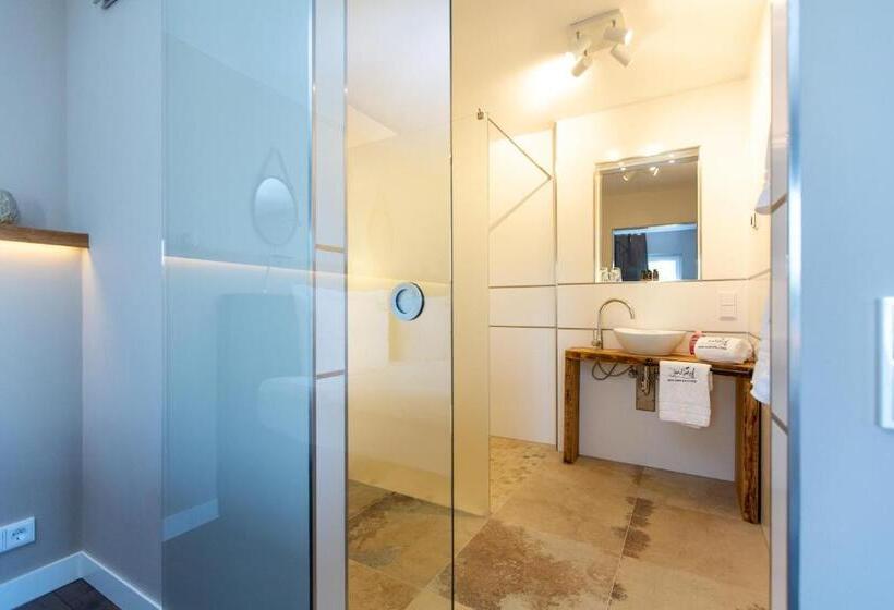 غرفة قياسية مطلّة علي البحيرة, Inselhof