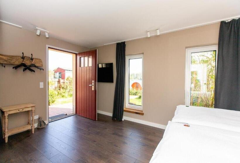 غرفة قياسية مطلّة علي البحيرة, Inselhof