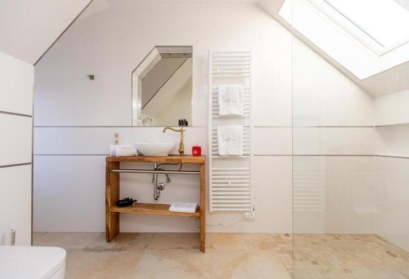 غرفة قياسية مطلّة علي البحيرة, Inselhof