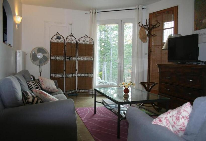 شقة غرفتين, Les Rochers