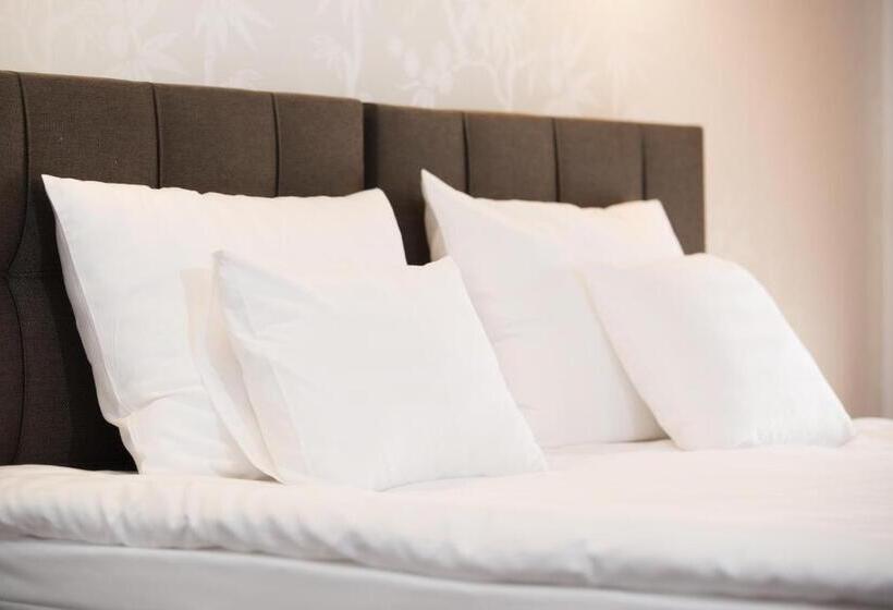 Номер Стандарт Вид на Горы, Taverna Olteanului