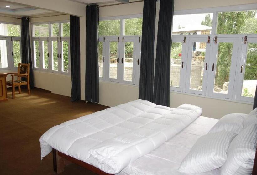 اتاق استاندارد با تخت بزرگ, Alpen Hotel Skardu