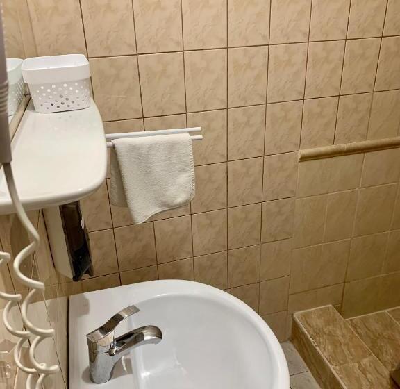 חדר סטנדרט לשלושה, Aranykorona