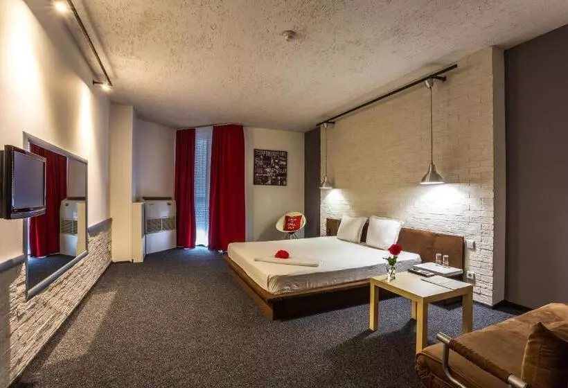 استودیوی استاندارد, Art Hotel Simona