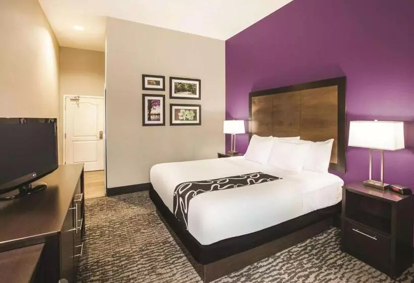 キングサイズベッドのスタンダードルーム, La Quinta By Wyndham Baton Rouge Denham Springs