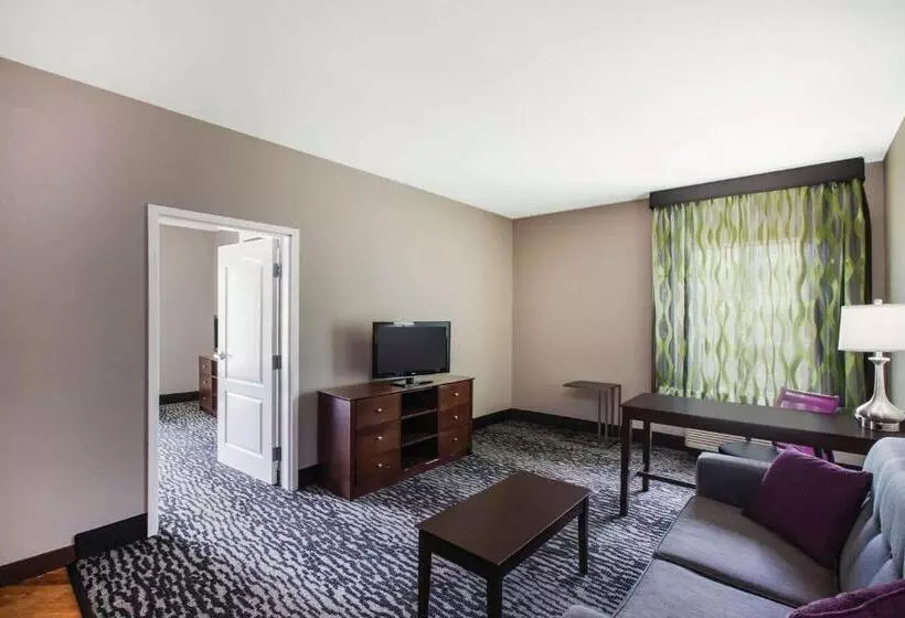 キングサイズベッドのスイートルーム, La Quinta By Wyndham Baton Rouge Denham Springs